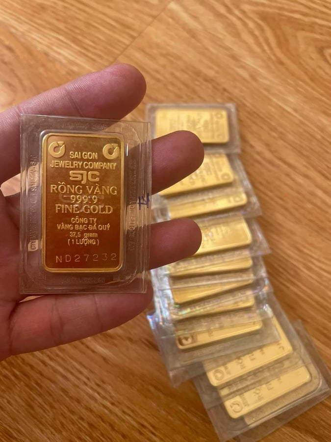 Giá vàng thế giới và trong nước chiều 24/2 tăng “phi mã”